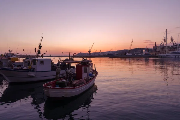 Günbatımında Imperia kıyı kenti, Liguria bölgesi, İtalya