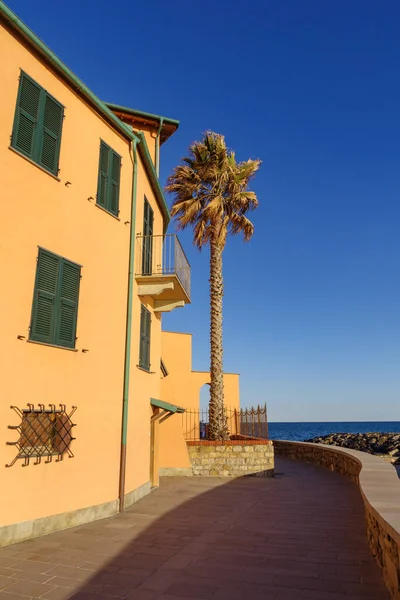 Talya Nın Liguria Bölgesindeki Imperia Eski Kasabasındaki Renkli Eski Cephesi — Stok fotoğraf
