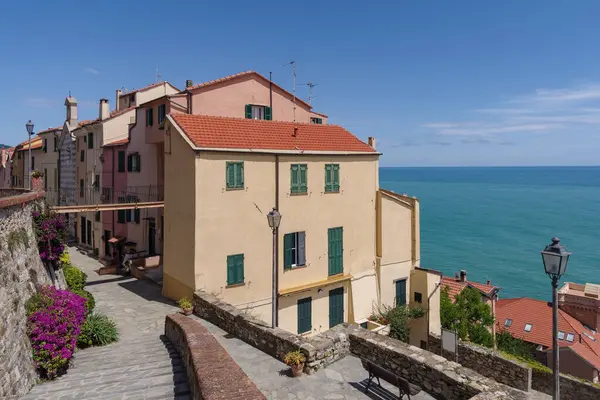 意大利利古里亚地区Imperia老城五颜六色的古老房屋立面 — 图库照片