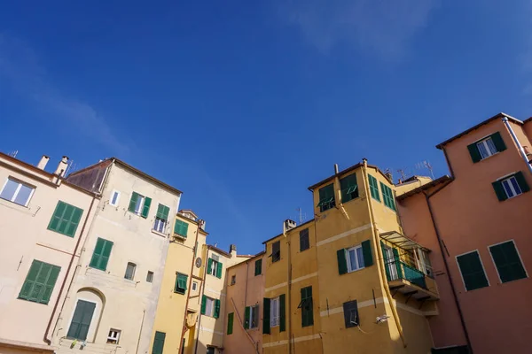 意大利利古里亚地区Imperia老城五颜六色的古老房屋立面 — 图库照片