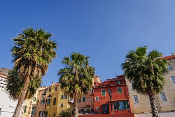 İtalya 'nın Liguria bölgesindeki Imperia eski kasabasındaki renkli eski evlerin cepheleri