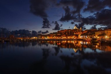 İtalyan Rivierası kıyısındaki eski Imperia kasabasının gece manzarası.