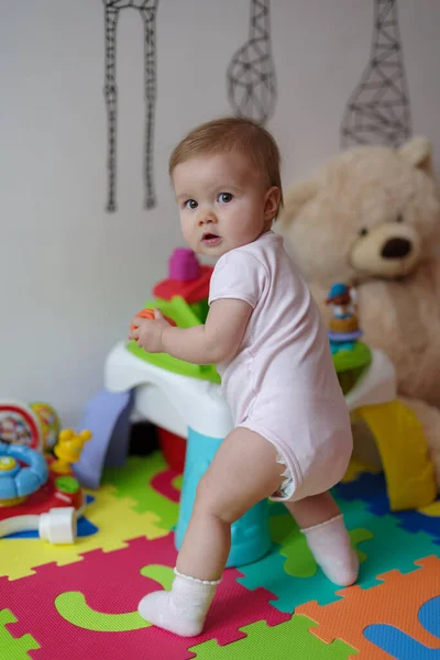 Baby Meisje Spelen Met Speelgoed Thuis — Stockfoto