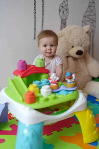 Baby Meisje Spelen Met Speelgoed Thuis — Stockfoto