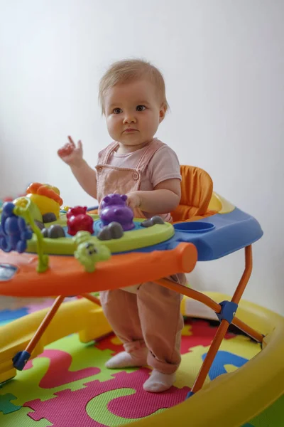 Roztomilé Batole Chůze Baby Walker Doma — Stock fotografie