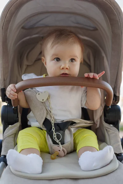 Close Van Schattig Baby Meisje Baby Kinderwagen Outdoor — Stockfoto