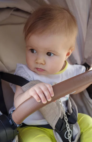 Bebek Arabasıyla Gezen Sevimli Kızın Yakın Çekimi — Stok fotoğraf