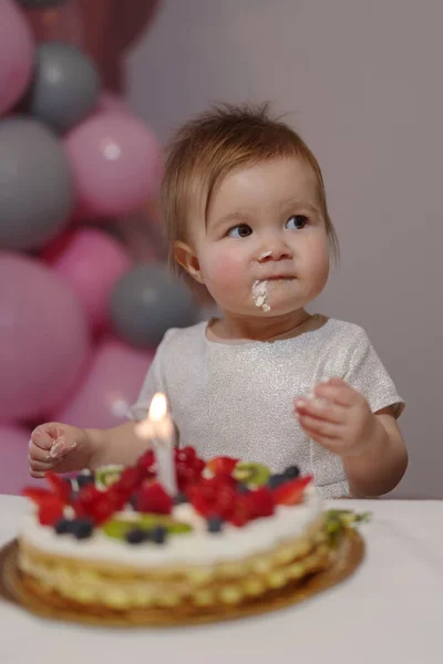 Bébé Fille Sur Son Premier Anniversaire Avec Gâteau — Photo