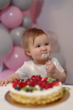 Küçük kız ilk doğum gününde pastayla