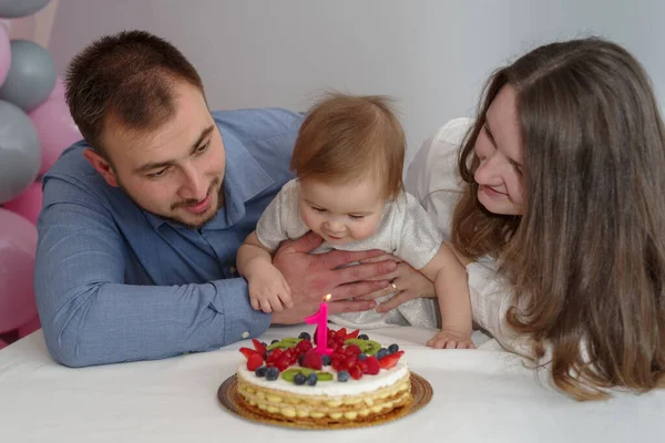 Veselá Rodina Narozeninovou Holčičkou — Stock fotografie