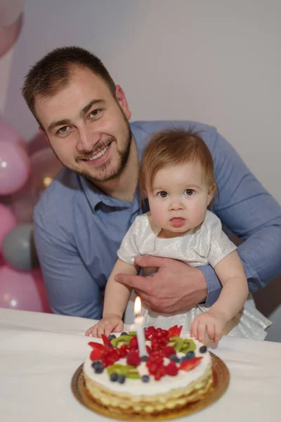 Vater Und Tochter Bei Ihrer Ersten Geburtstagsfeier — Stockfoto