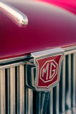 Imperia, İtalya - 9 Ekim 2020: MGA Roadster 'ın Imperia' da bir caddeye park edilmiş 1500 nolu eski araba baskınının ayrıntılarını kapatın