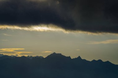 Bulutlu gökyüzü Alp Dağları üzerinde, Güney Fransa