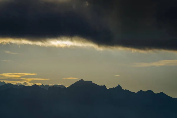 法国南部海上阿尔卑斯山山脉上空多云的天空 — 图库照片