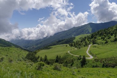 Dağların arasından yükselen boş yol manzarası
