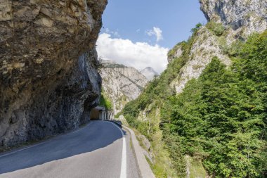 Tanaro Vadisi yolu, Ligurian Alpleri, Piedmont, İtalya