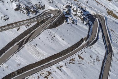 Stelvio geçiş yolunun bir kısmı, Güney Tyrol, İtalya