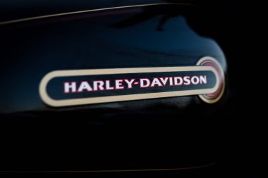 Imperia, İtalya - 12 Eylül 2020: Harley Davidson Imperia, Liguria, İtalya 'da düzenlenen bir açık hava mitinginde motorsiklet yakıt tankının logosu vuruldu