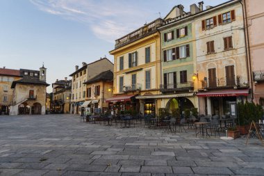 Orta San Giulio, İtalya - 30 Ekim 2020 Orta San Giulio 'nun kaldırımlı caddesi, İtalya Göl Bölgesi, Piedmont, İtalya