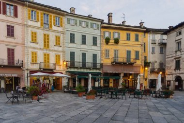 Orta San Giulio, İtalya - 30 Ekim 2020 Orta San Giulio 'nun kaldırımlı caddesi, İtalya Göl Bölgesi, Piedmont, İtalya