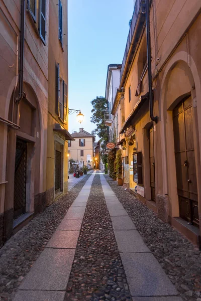 Orta San Giulio, İtalya - 30 Ekim 2020 Orta San Giulio 'nun kaldırımlı caddesi, İtalya Göl Bölgesi, Piedmont, İtalya