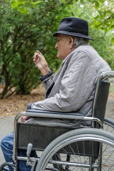 Äldre Man Rullstol Röker Cigarett Utomhus — Stockfoto