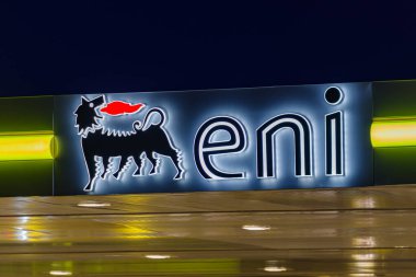 Imperia, İtalya - 8 Ekim 2020: ENI SpA logosu şirketin Imperia, İtalya 'daki benzin istasyonu üzerine aydınlatıldı 