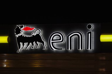 Imperia, İtalya - 8 Ekim 2020: ENI SpA logosu şirketin Imperia, İtalya 'daki benzin istasyonu üzerine aydınlatıldı 