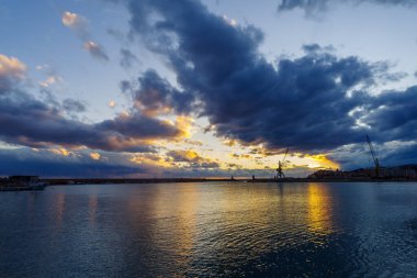 Limanda, Imperia 'da, Liguria bölgesinde, İtalya' da gün batımında dramatik fırtına bulutları