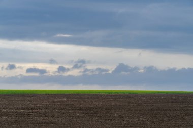 Baharda sürülen tarla. Podilski Tovtry Doğa Koruma Alanı, Podolia Bölgesi, Güneybatı Ukrayna