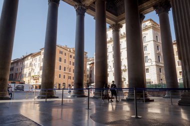 Roma, İtalya - 14 Haziran 2021: Roma 'daki Pantheon girişindeki sütunların düşük açılı görünümü