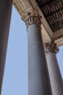  Pantheon girişi, Roma 'daki sütunların alçak açılı görüntüsü