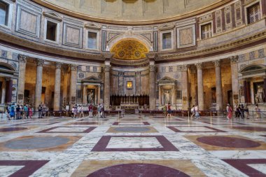 Roma, İtalya - 14 Haziran 2021: Dünyanın dört bir yanından gelen turistler ve ziyaretçiler Roma, İtalya ve UNESCO Dünya Mirası Panteonu 'nu ziyaret ediyorlar.