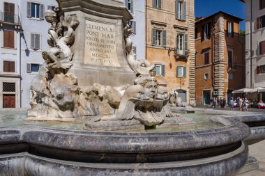 Roma, İtalya - 12 Haziran 2021: Papa 13. Gregory tarafından yaptırılan ve Roma Panteonu 'nun önündeki Piazza della Rotonda' da bulunan Pantheon çeşmesi.