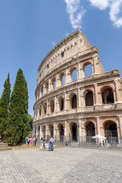 Rom Italien Juni 2021 Man Promenerar Förbi Colosseum Monumentet Rom — Stockfoto