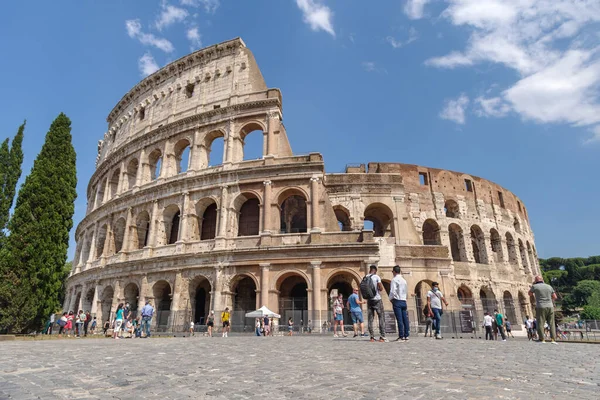 ローマ イタリア 2021年6月14日 人々はローマのコロッセオ記念碑を通り過ぎる — ストック写真