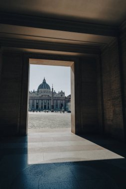 Aziz Peter Bazilikası 'nın cephesi Roma' daki bir sütunların altında beliriyor.