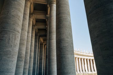 Vatikan 'daki Aziz Peter Bazilikası' nda sütunlar