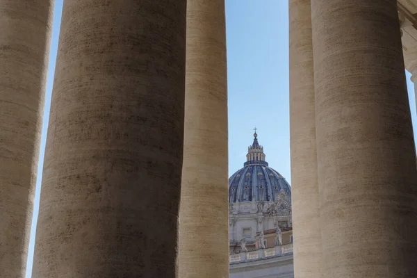 Sint Pietersbasiliek Verschijnt Onder Een Colonnade Vaticaanstad — Stockfoto