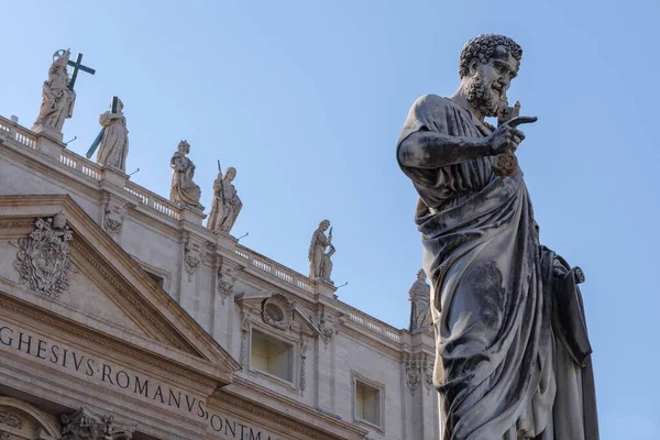 梵蒂冈 2021年6月12日 圣彼得的雕像 圣彼得大教堂前的使徒塑像 雕塑家朱塞佩 法布里斯于1847年制作 手上拿着天主教教堂的钥匙 — 图库照片
