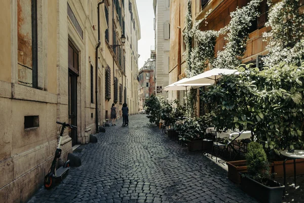 Rome Italië Juni 2021 Een Smal Oud Steegje Met Kasseien — Stockfoto