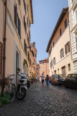 Roma, İtalya - 12 Haziran 2021 Roma 'nın tarihi merkezinde kaldırım taşlı dar bir antik sokak