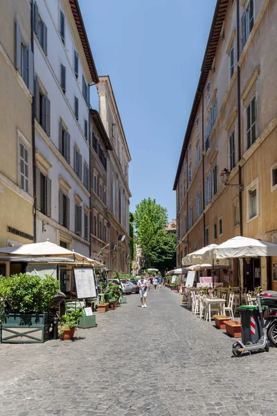 Rom Italien Juni 2021 Eine Enge Antike Gasse Mit Kopfsteinpflaster — Stockfoto