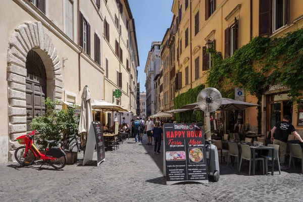 Rom Italien Juni 2021 Eine Enge Antike Gasse Mit Kopfsteinpflaster — Stockfoto