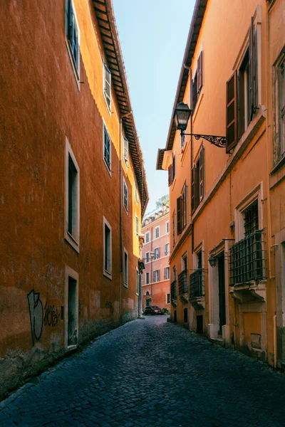 Rome Italië Juni 2021 Een Smal Oud Steegje Met Kasseien — Stockfoto