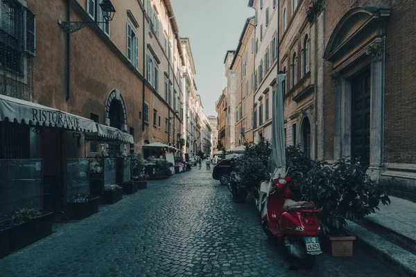 Rom Italien Juni 2021 Eine Enge Antike Gasse Mit Kopfsteinpflaster — Stockfoto