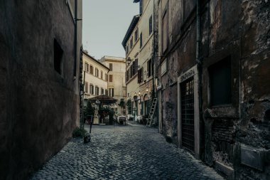 Roma, İtalya - 14 Haziran 2021 Roma 'nın tarihi merkezinde kaldırım taşlı dar bir antik sokak