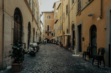 Roma, İtalya - 14 Haziran 2021 Roma 'nın tarihi merkezinde kaldırım taşlı dar bir antik sokak