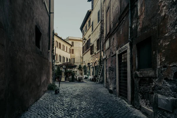 Roma, İtalya - 14 Haziran 2021 Roma 'nın tarihi merkezinde kaldırım taşlı dar bir antik sokak