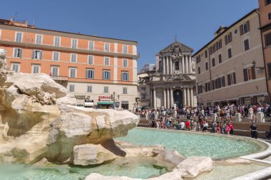 Roma, İtalya - 12 Haziran 2021: Roma 'da turistler Trevi Çeşmesinin görkemli manzarasının tadını çıkarıyorlar